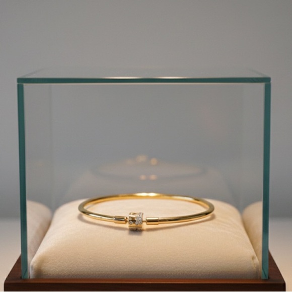 Elegant Gold Bracelet with Crystal Accents - Picture 3 of 3